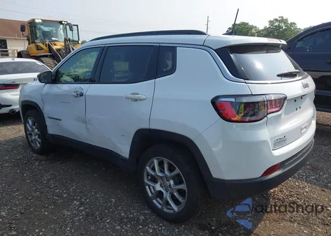 2022 Jeep Compass Latitude Lux 4X4 z USA, uszkodzony, nr VIN 3C4NJDFB5NT195364